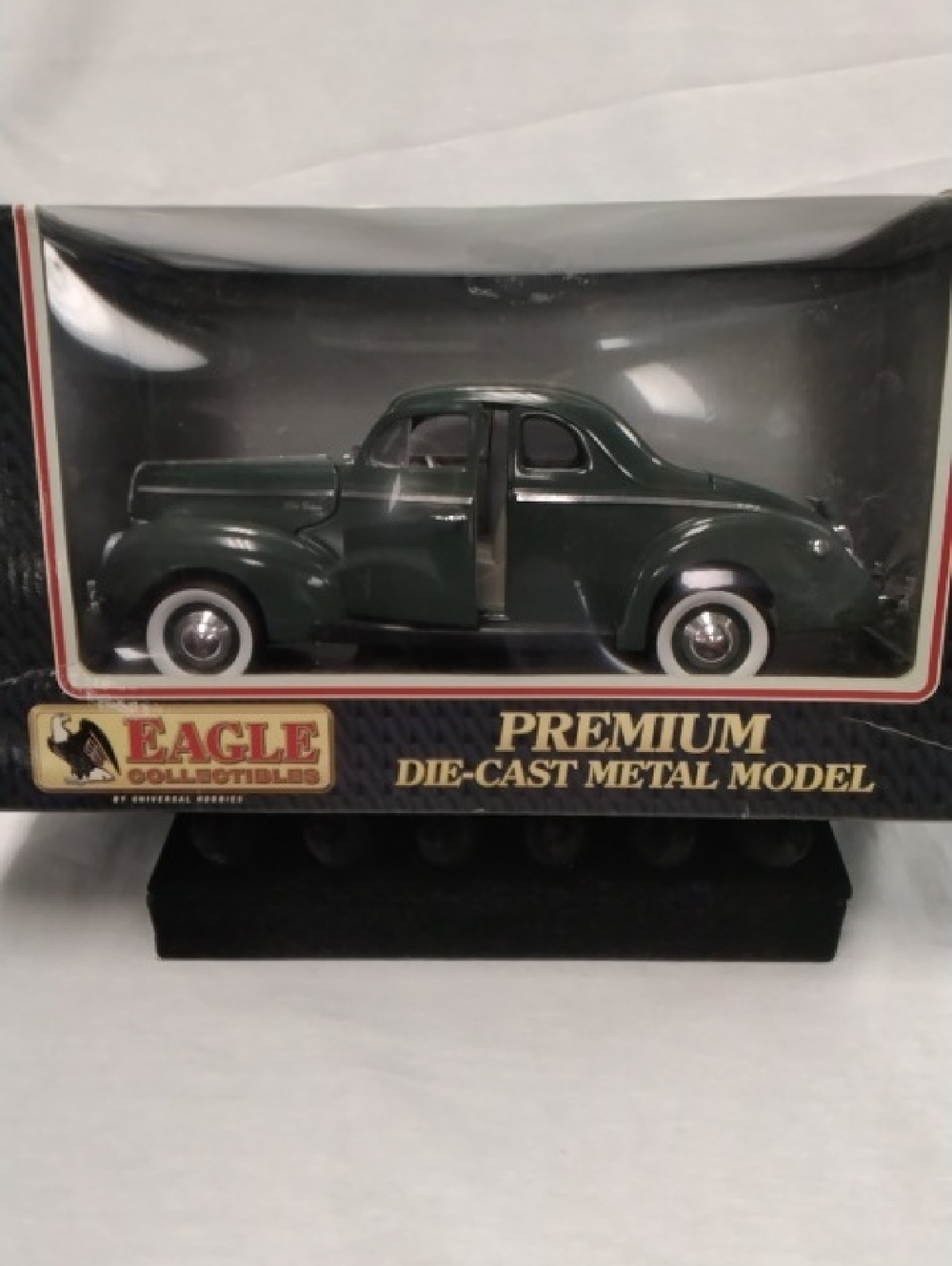 Eagle Collectibles 1940 Ford Die-Cast Metal Model Car 1:18 Scale